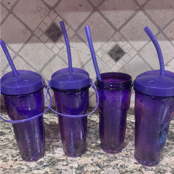 Set of 4 Sea World Mako Strawcups - Picture 2 of 3